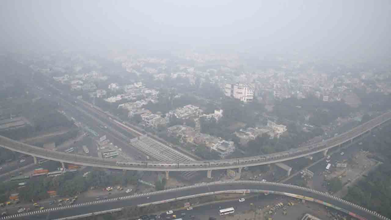 Air Pollution | ఢిల్లీలో కొనసాగుతున్న వాయు కాలుష్యం.. పడిపోయిన ఉష్ణోగ్రతలు