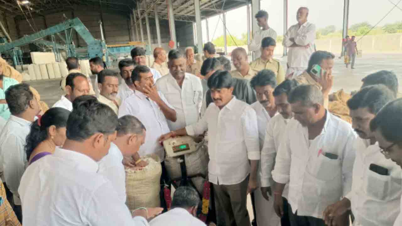 కేంద్రాల్లోనే పత్తి విక్రయించాలి : ఎమ్మెల్యే విజయుడు