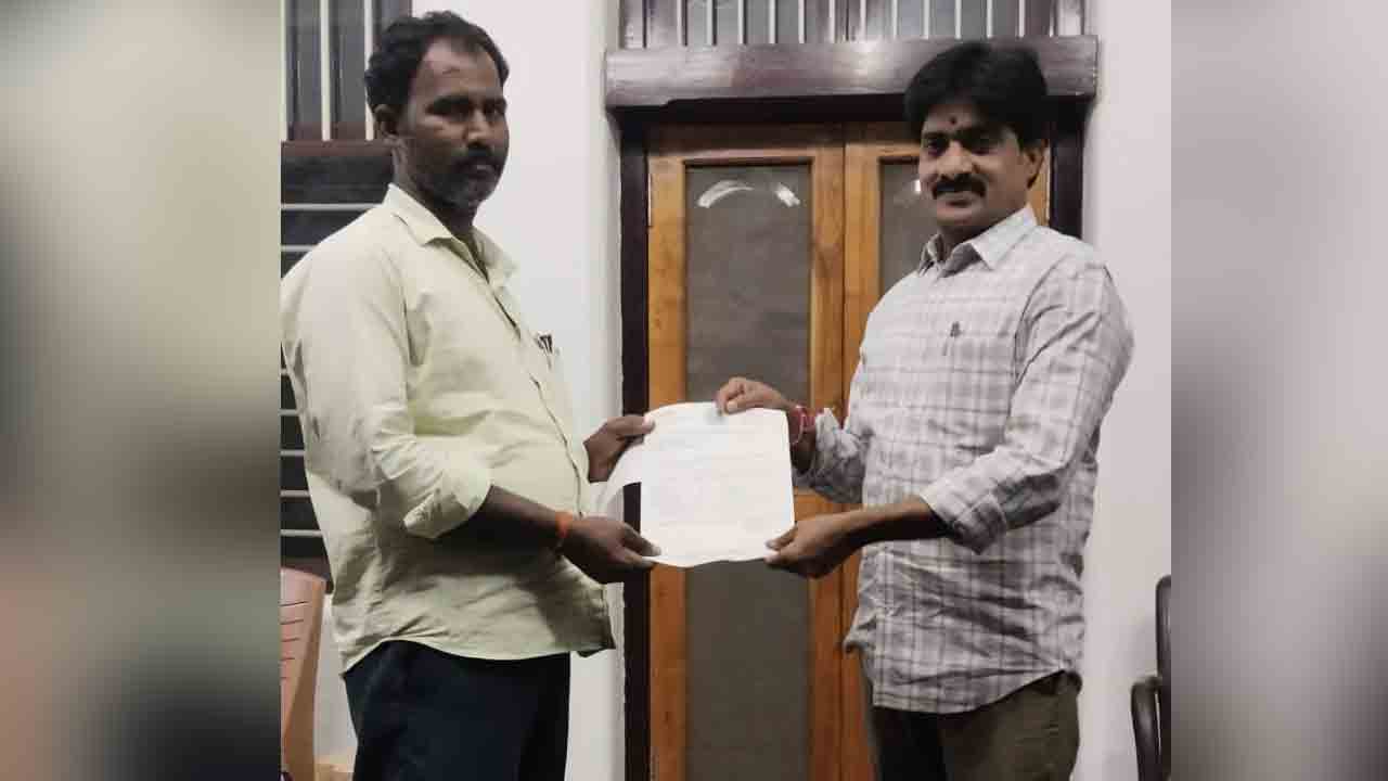 బాధిత కుటుంబానికి ఎల్వోసీ అందజేత