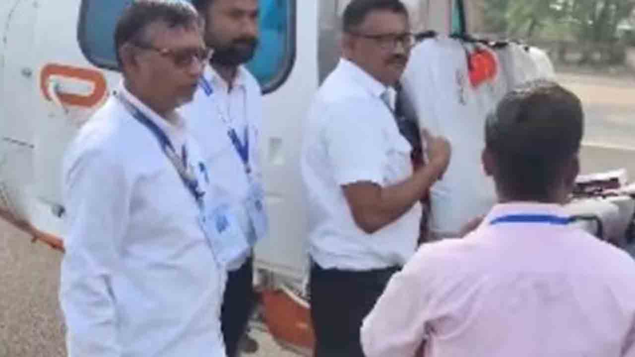 Amit Shah Helicopter Checked | అమిత్ షా హెలికాప్టర్‌, బ్యాగులను చెక్‌ చేసిన ఈసీ అధికారులు