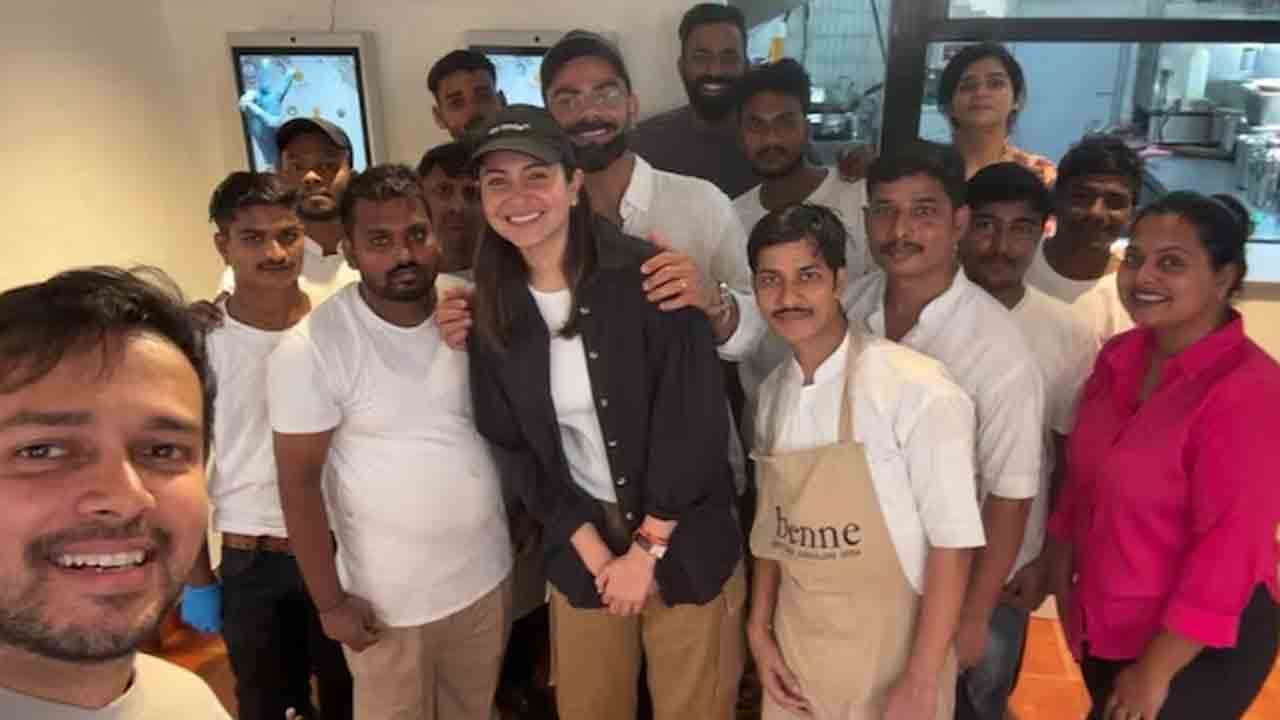 Virat Kohli | ముంబై రెస్టారెంట్లో కోహ్లీ – అనుష్క సందడి.. ఫొటోలు వైరల్