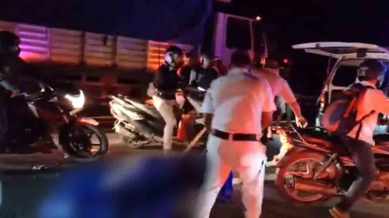 Cops Drag Bodies On Road | రోడ్డు ప్రమాదంలో తండ్రి, కూతురు మృతి.. మృతదేహాలను కవర్లలో   కట్టి ఈడ్చిన పోలీసులు