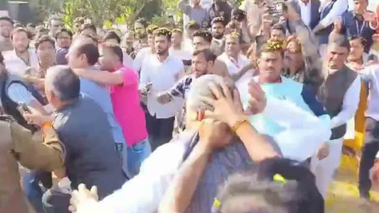 Watch: వేదికపైకి వెళ్లేందుకు బీజేపీ మాజీ ఎమ్మెల్యే యత్నం.. కొట్టిన పార్టీ కార్యకర్తలు