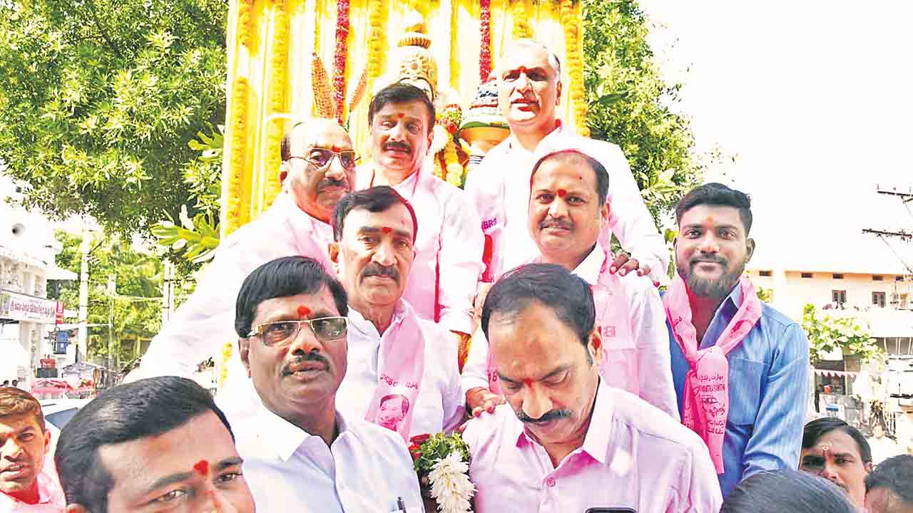 తెలంగాణ తల్లికి పుష్పాభిషేకం