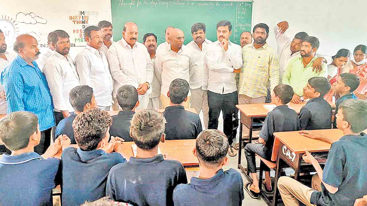 గురుకులాల నిర్వీర్యానికి కాంగ్రెస్‌ కుట్ర