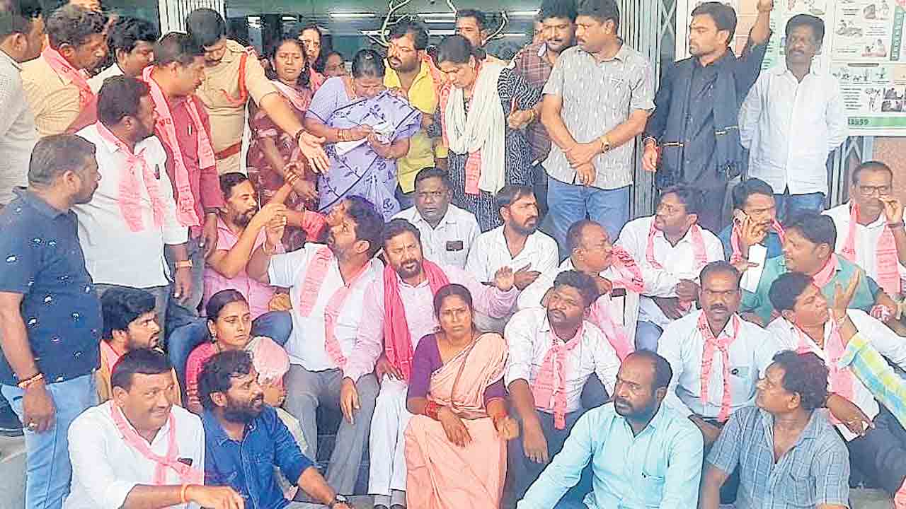 రామగుండంలో కూల్చివేతలు ఆపండి