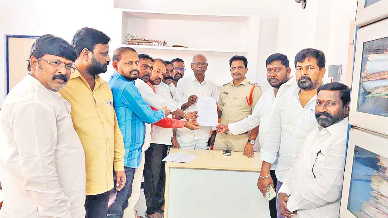 సీఎం, మంత్రిపై చర్యలు తీసుకోవాలి