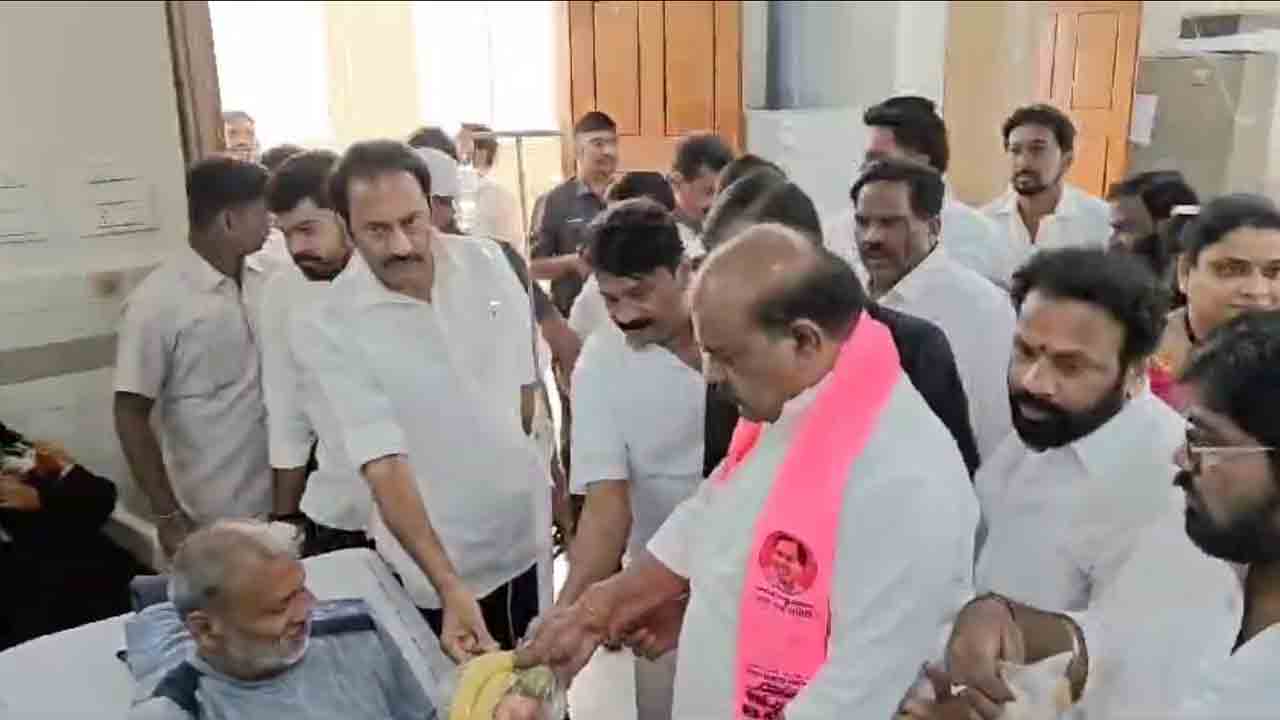 BRS leaders | దీక్షా దివస్.. నిమ్స్లో పండ్లు పంపిణీ చేసిన బీఆర్ఎస్ నేతలు