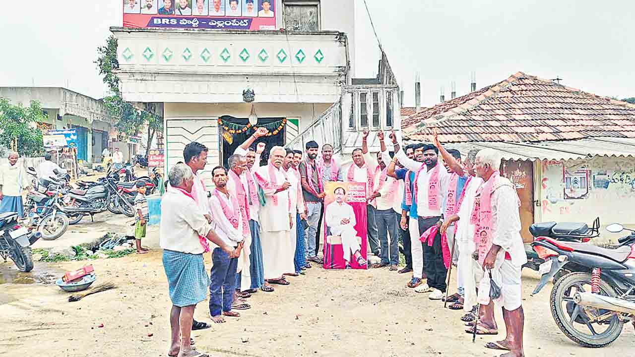 తండ్రిలాంటి కేసీఆర్‌ను దూరం చేసుకున్నం..