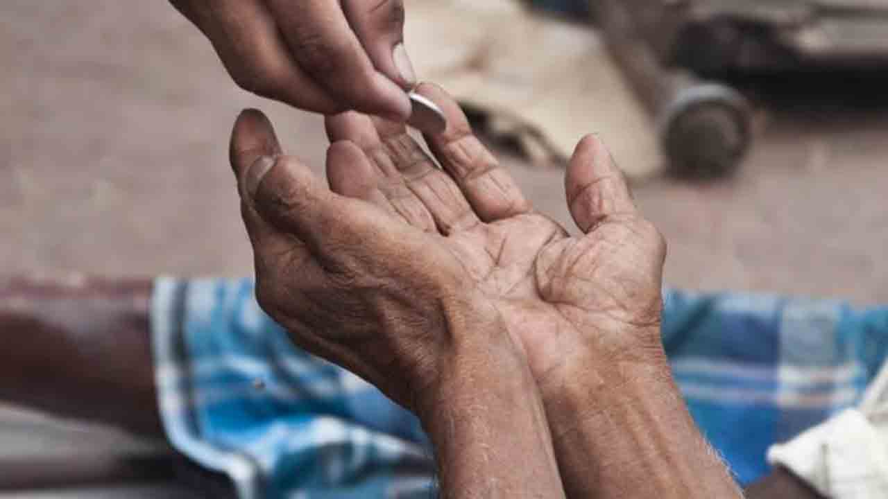 Beggar Family Hosts Grand Feast | రూ.1.25 కోట్ల ఖర్చు చేసి.. భారీ విందు ఇచ్చిన బెగ్గర్‌   ఫ్యామిలీ