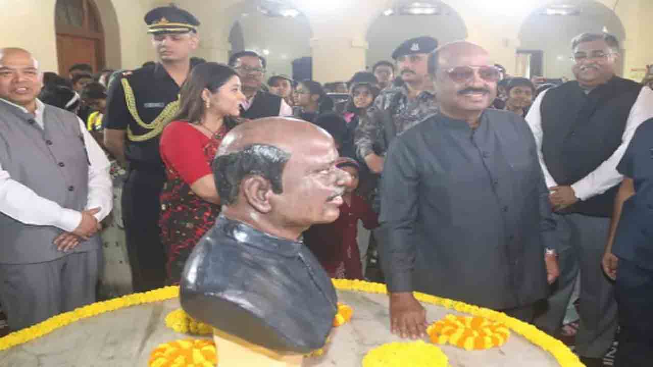 Bengal Governor Statue | సొంత విగ్రహాన్ని ఆవిష్కరించిన బెంగాల్‌ గవర్నర్‌.. వెల్లువెత్తిన   విమర్శలు