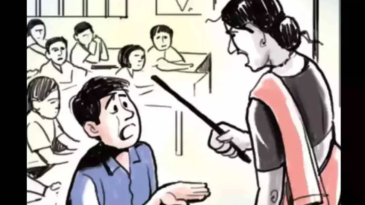 Bengaluru teacher | బట్టలపై నీళ్లు పోశాడని బాలుడి పళ్లు విరగొట్టిన టీచరమ్మ..!