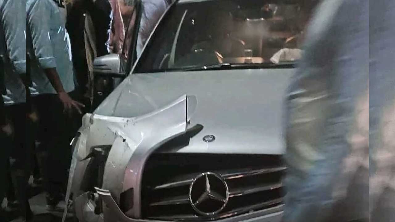 Benz Car | బంజారాహిల్స్‌లో బెంజ్‌కారు బీభత్సం.. మద్యం మత్తులో మహిళా డ్రైవర్‌!