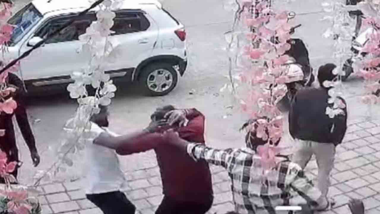 Watch: భార్య ముందు ‘అంకుల్‌’ అని పిలిచినందుకు.. షాప్‌ ఓనర్‌ను కొట్టిన కస్టమర్‌