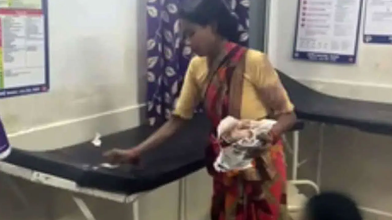 Government Hospital | దళితుడు చనిపోయిన బెడ్‌ను భార్యతో కడిగించారు.. ప్రభుత్వ దవాఖానలో అమానుషం