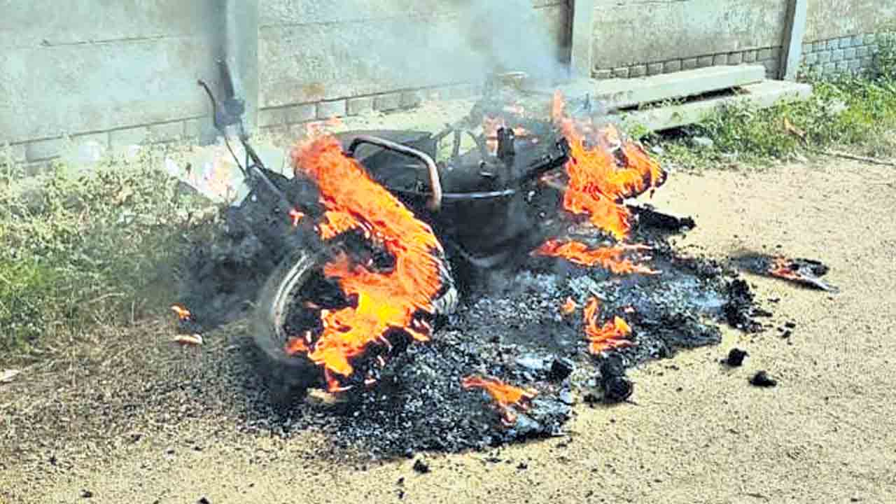 ఫైనాన్స్‌ వేధింపులకు తాళలేక బైక్‌కు నిప్పు