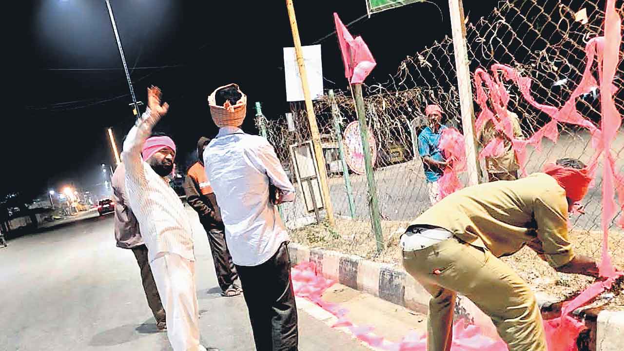 బీఆర్‌ఎస్‌ ప్లెక్సీల తొలగింపు