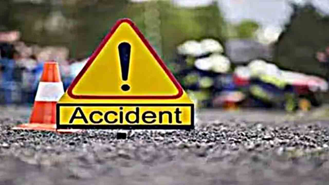 Bus Crash | పెబ్బేరులో పొలాల్లోకి దూసుకెళ్లిన వోల్వో బస్సు