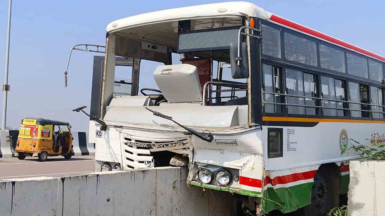 Bus accident | అదపుతప్పి హైవే బ్రిడ్జి అంచుపైకి ఆర్టీసీ బస్సు.. ప్రయాణికులకు గాయాలు