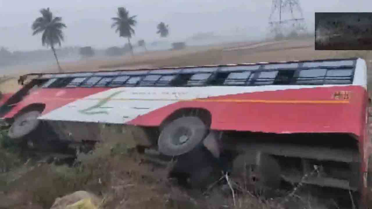 Bus accident | విద్యార్థులతో విహారయాత్రకు వెళ్తున్న బస్సు బోల్తా.. 60 మందికి గాయాలు.. Video