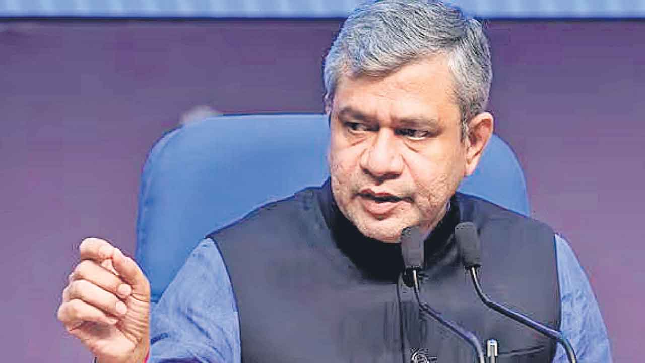 పాన్‌ కార్డులకు క్యూఆర్‌ కోడ్‌