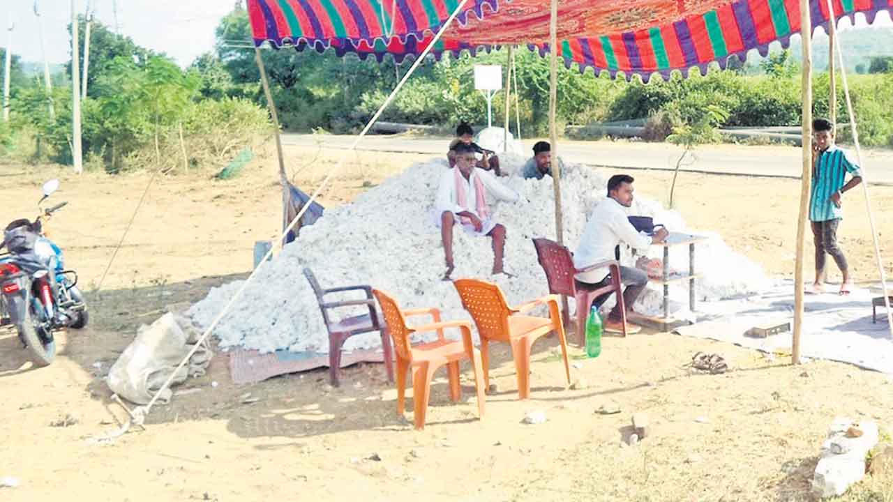 దళారుల దోపిడీ