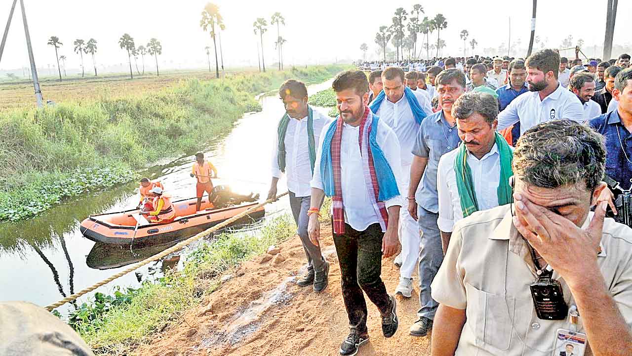 Revanth Reddy | అంతా పెయిడ్‌ కార్యకర్తలే.. రైతులు లేని రేవంత్‌ యాత్ర!