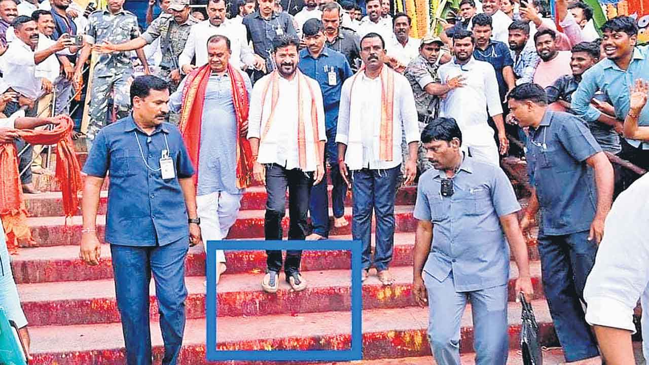 CM Revanth Reddy | కురుమూర్తి ఎంకన్నకు అపచారం.. ప్రధాన గోపురం వద్ద చెప్పులతో సీఎం రేవంత్‌రెడ్డి