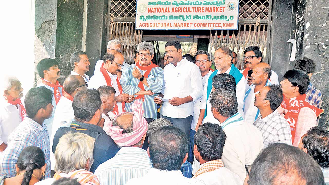 ఖమ్మంలో పత్తి రైతుల ఆందోళన