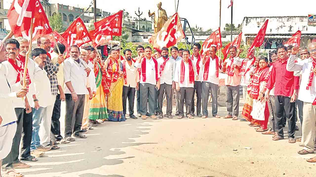 హామీలను సీఎం నెరవేర్చాలి