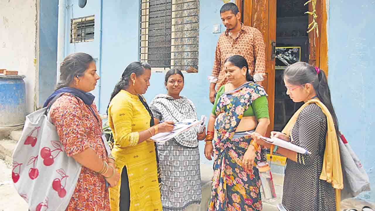 Kutumba Survey | పెన్సిల్‌తో డేటాను నింపుతూ.. జీహెచ్‌ఎంసీలో ఎన్యూమరేటర్ల ఇష్టారాజ్యం