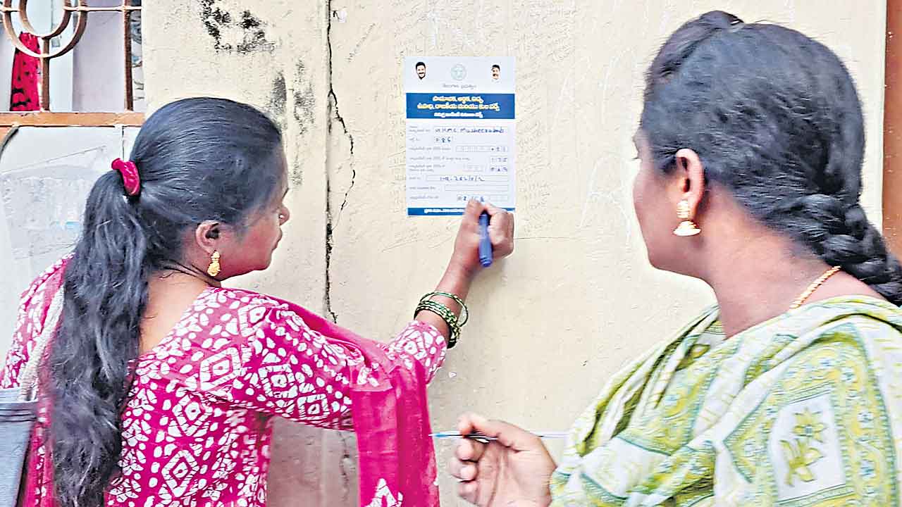 Hyderabad | ఇంటింటి సర్వేలో అడుగడుగునా నిర్లక్ష్యం.. ఇప్పటికీ కొన్ని చోట్ల ప్రారంభం కాని వివరాల డేటా ఎంట్రీ!