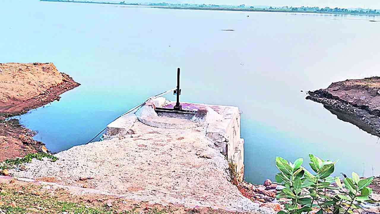 పనుల్లో నిర్లక్ష్యం.. రైతులకు శాపం