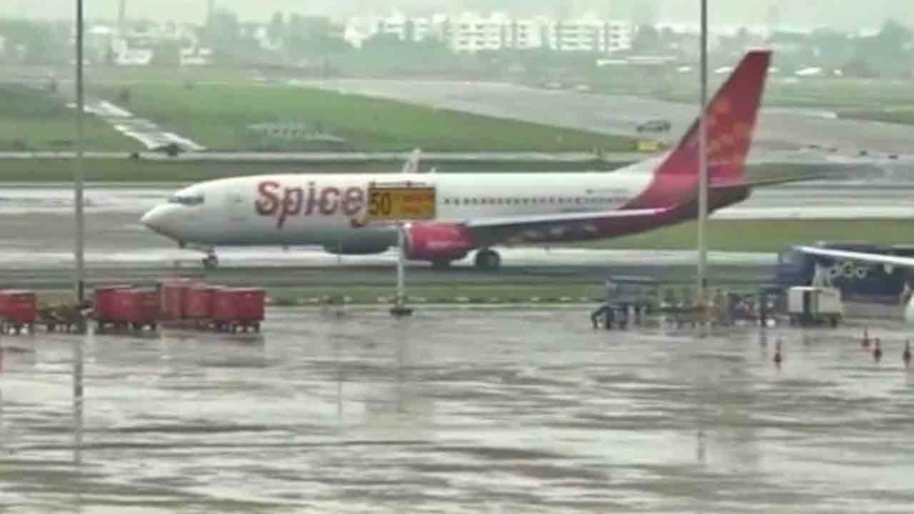 Chennai Airport | ఫెంగల్‌ ఎఫెక్ట్‌.. చెన్నై ఎయిర్‌పోర్ట్‌ మూసివేత.. ప్రయాణికుల ఇబ్బందులు