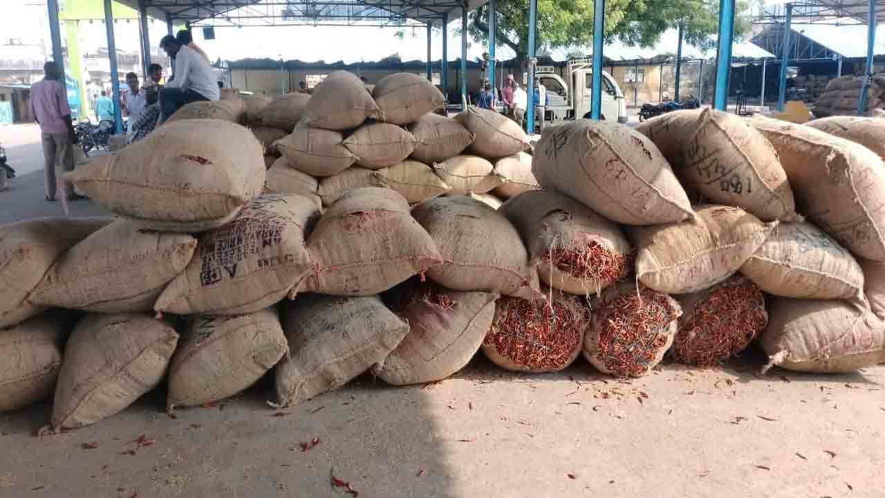 ఎండు మిర్చికి ధరే ది ?