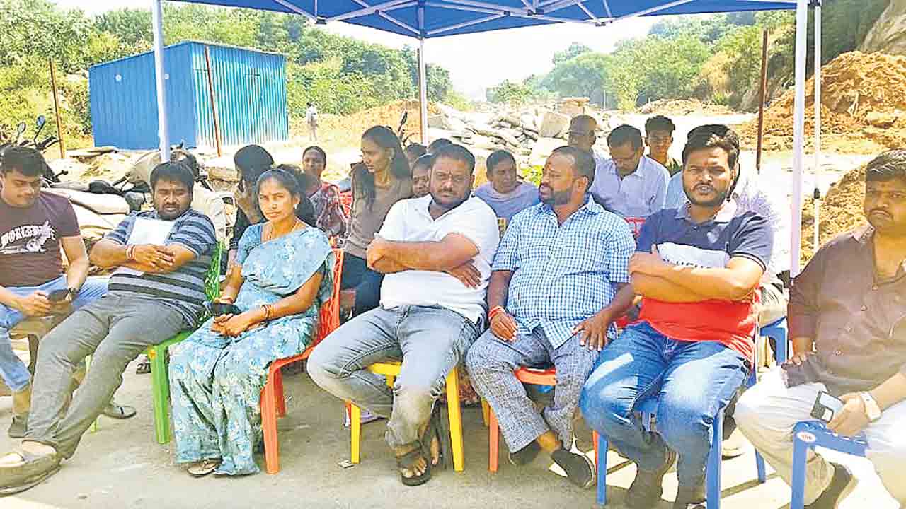 City Street Vendors | కుమారీ ఆంటీకో న్యాయం.. మాకో న్యాయమా?.. నాలెడ్జ్‌ సిటీ స్ట్రీట్‌ వెండర్స్‌ ఆవేదన