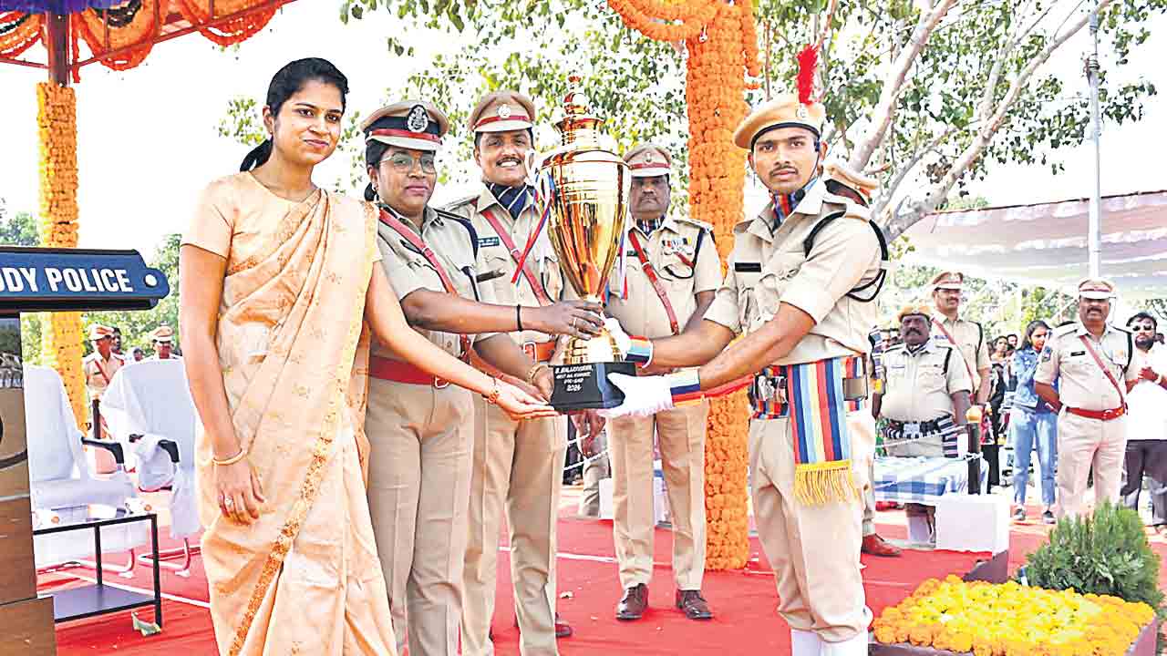 నిబద్ధతతో విధులు నిర్వర్తించాలి