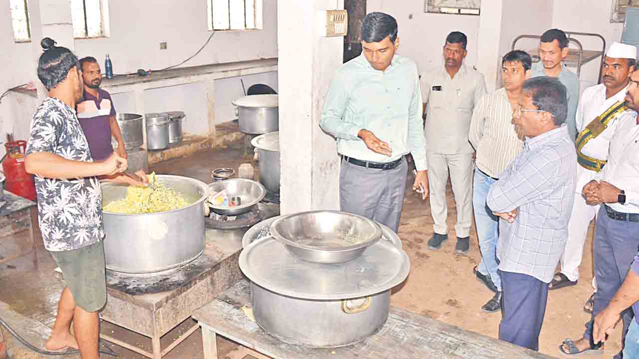 గురుకుల పాఠశాలలో కలెక్టర్‌ తనిఖీ