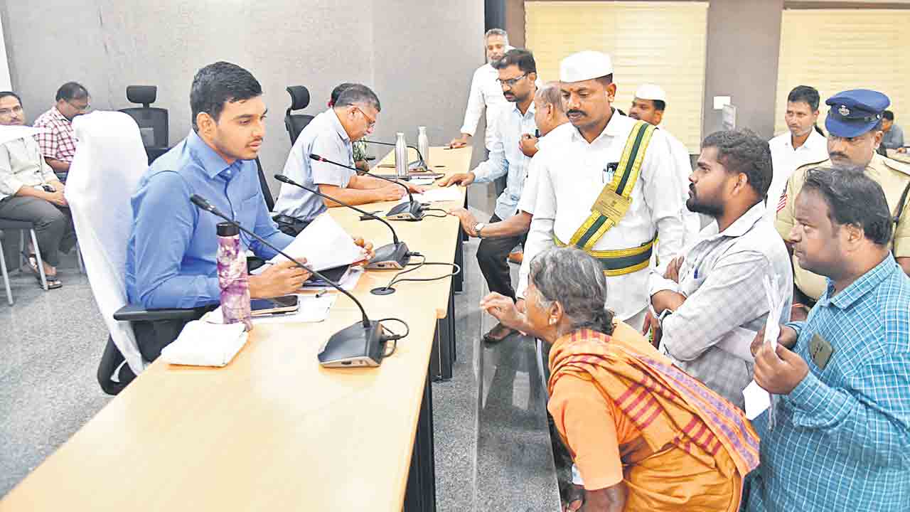 అధికారులు సమన్వయంతో పనిచేయాలి