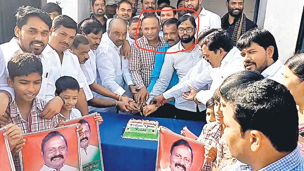 Parigi | ఎమ్మెల్యే బర్త్‌డే వేడుకల్లో అధికారులు.. కాంగ్రెస్‌ నేతలతో కలిసి కేక్‌ కట్‌చేసిన తహసీల్దార్‌, ఎంపీడీవో, ఎంఈవో