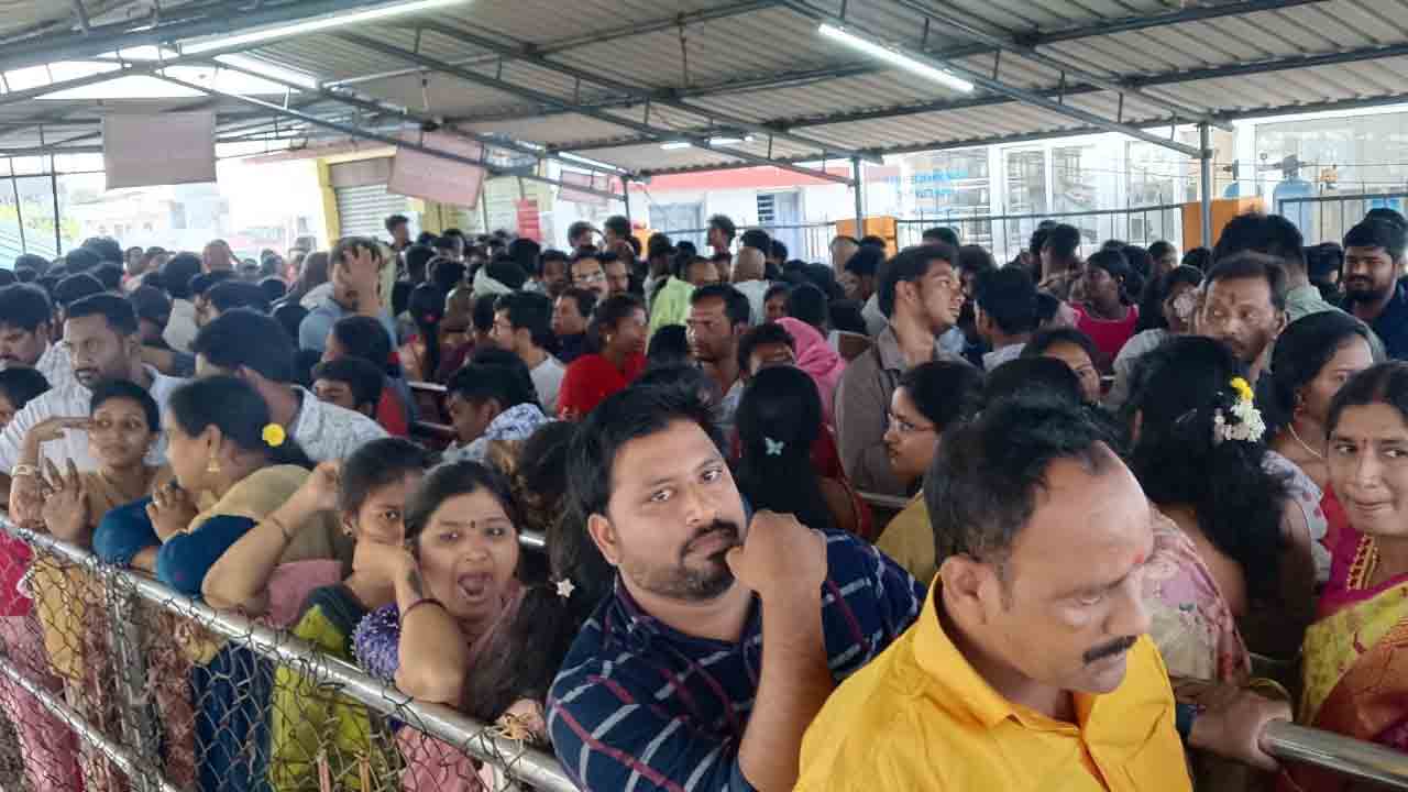 భద్రాద్రి రామాలయంలో భక్తుల రద్దీ