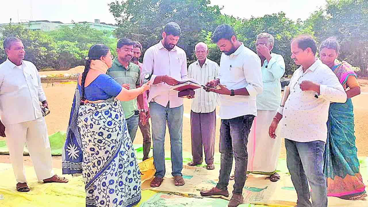 కొనుగోలు కేంద్రాల పరిశీలన