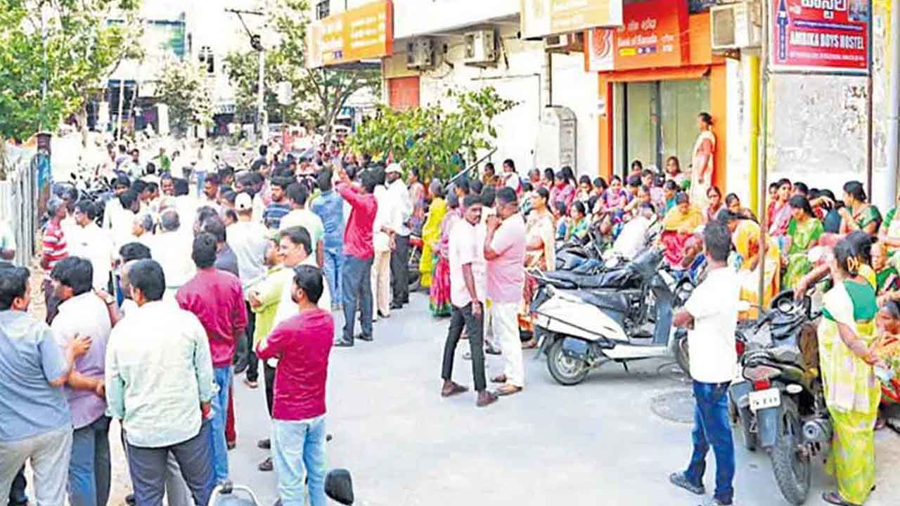 పురుగు మందు డబ్బాతో ప్రజావాణికి