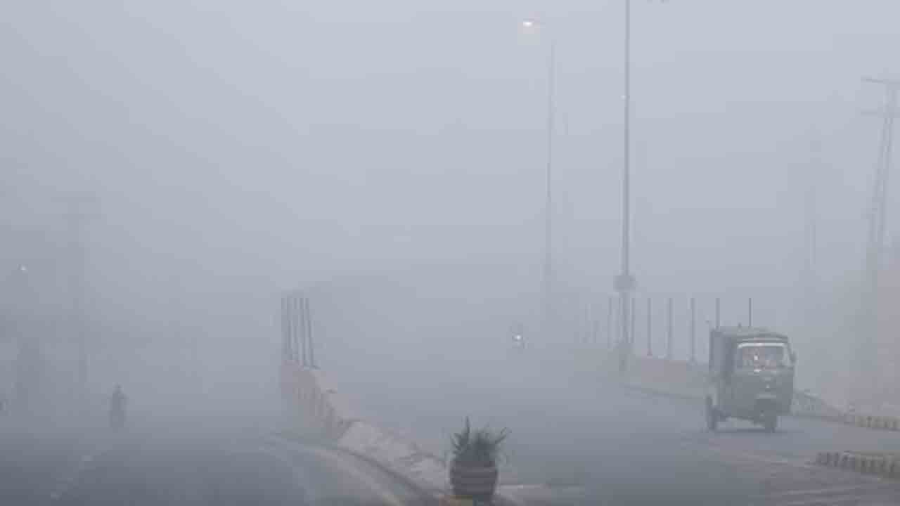 Air Pollution | ఢిల్లీని కమ్మేసిన పొగమంచు.. జీరోకు పడిపోయిన విజిబిలిటీ