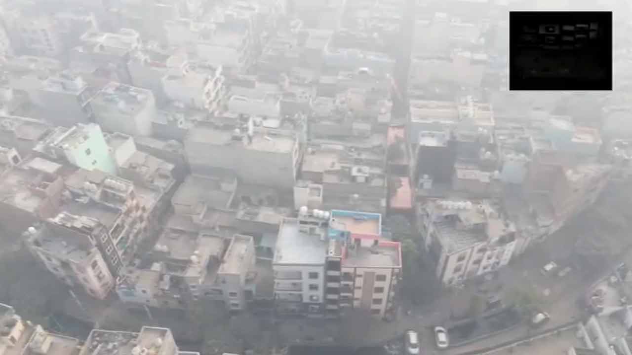 Delhi pollution | ఢిల్లీలో మరింత పెరిగిన కాలుష్యం.. నగరాన్ని కప్పేసిన పొగమంచు.. Video