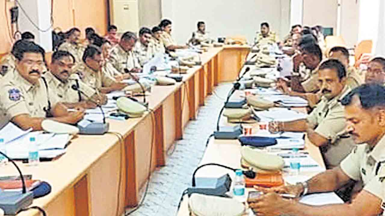 నాన్‌డ్యూటీ పెయిడ్‌ మద్యంపై నిఘా పెట్టండి