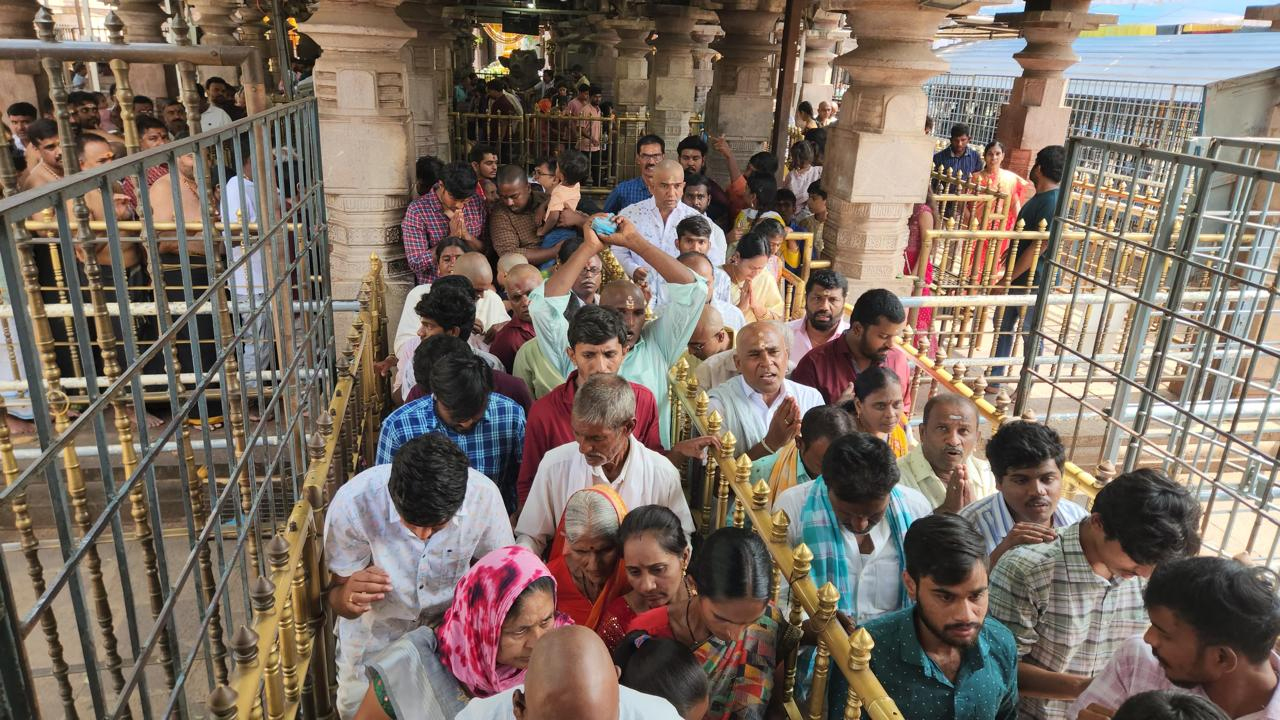 Srisailam | శ్రీశైలానికి పోటెత్తిన భక్తజనం.. కృష్ణానదిలో కార్తీక స్నానాలు..