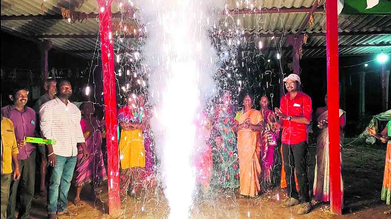 అమావాస్య నిశిలో.. దీపావళి కాంతులు