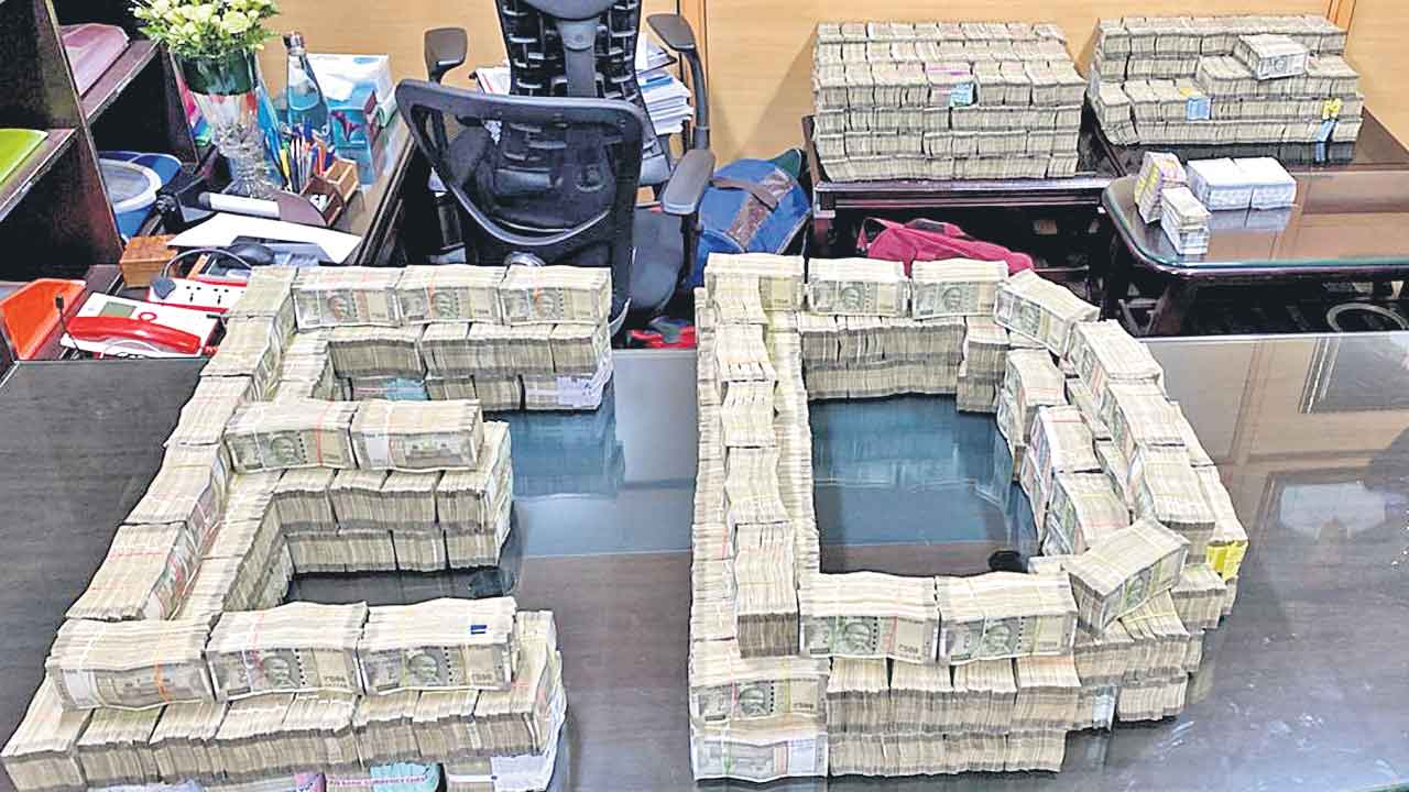 లాటరీ కింగ్‌ నుంచి 8.8 కోట్లు స్వాధీనం