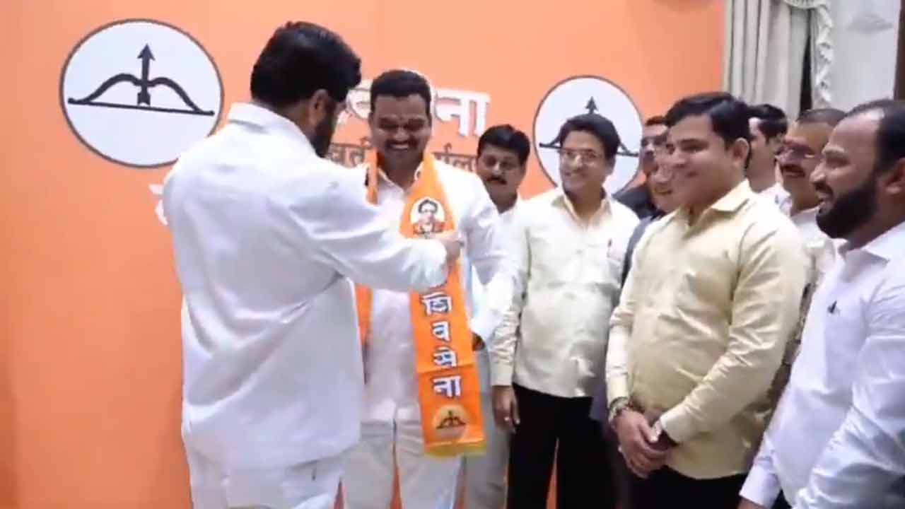 Maharastra elections | ఉద్ధవ్‌ థాకరే వెళ్లగొట్టాడు.. ఏక్‌నాథ్‌ షిండే కండువా కప్పాడు.. Video